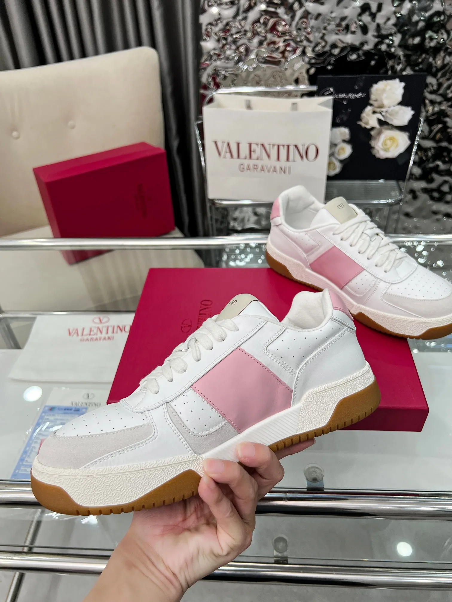 【Valentino】P: 660💰 Couple style, size: women 35-40▪️men 39-44 (customized at 45.46) Valentino 𝑶𝒏𝒆𝑺𝒕𝒖𝒅 Couple sports shoes series Valentino 2025 new couple sports shoes are on sale. The original ZP purchase and disassembly. Repeated pattern making and modification. 1:1 restoration! Top luxury masterpiece, lace-up design, soft and comfortable imported calfskin brings excellent elegant texture and excellent on-foot comfort. Top purchasing version upper: imported calfskin surface/original oil edge craftsmanship. Lining: water-dyed sheepskin lining. Outsole: original development 𝐓𝐏𝐔 two-color combination outsole. Packaging: full package with original configuration.